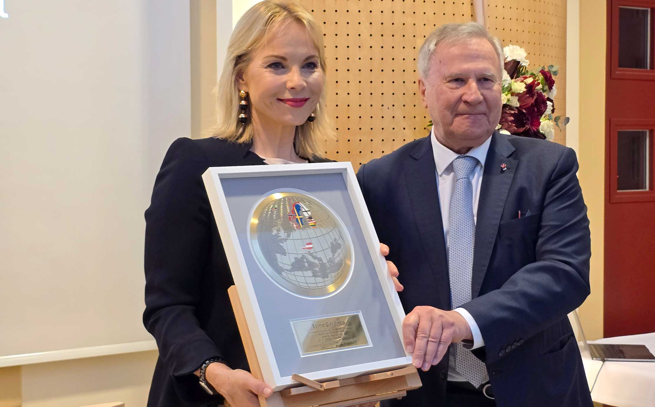 Anerkennungspreis für Elīna Garanča vom Verband Österreich–Nordische Länder. Foto: CulturaLatina.