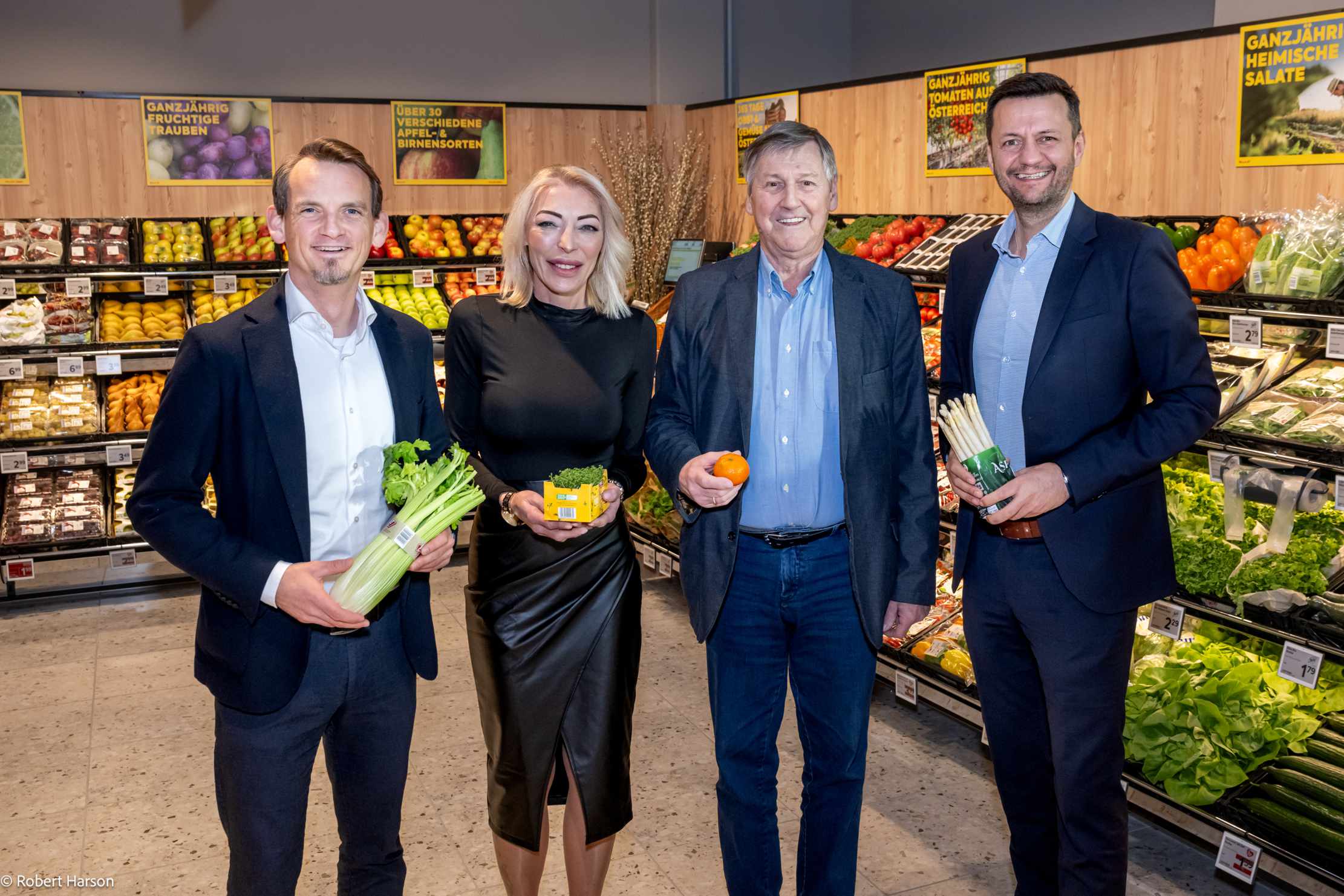 v.l.n.r.: Stefan Weinlich, Vertriebsdirektor der BILLA AG, Filialleiterin Frau Dragana, Bezirksvorsteher Erich Hohenberger und  Geschäftsführer. Foto: BILLA/Harson