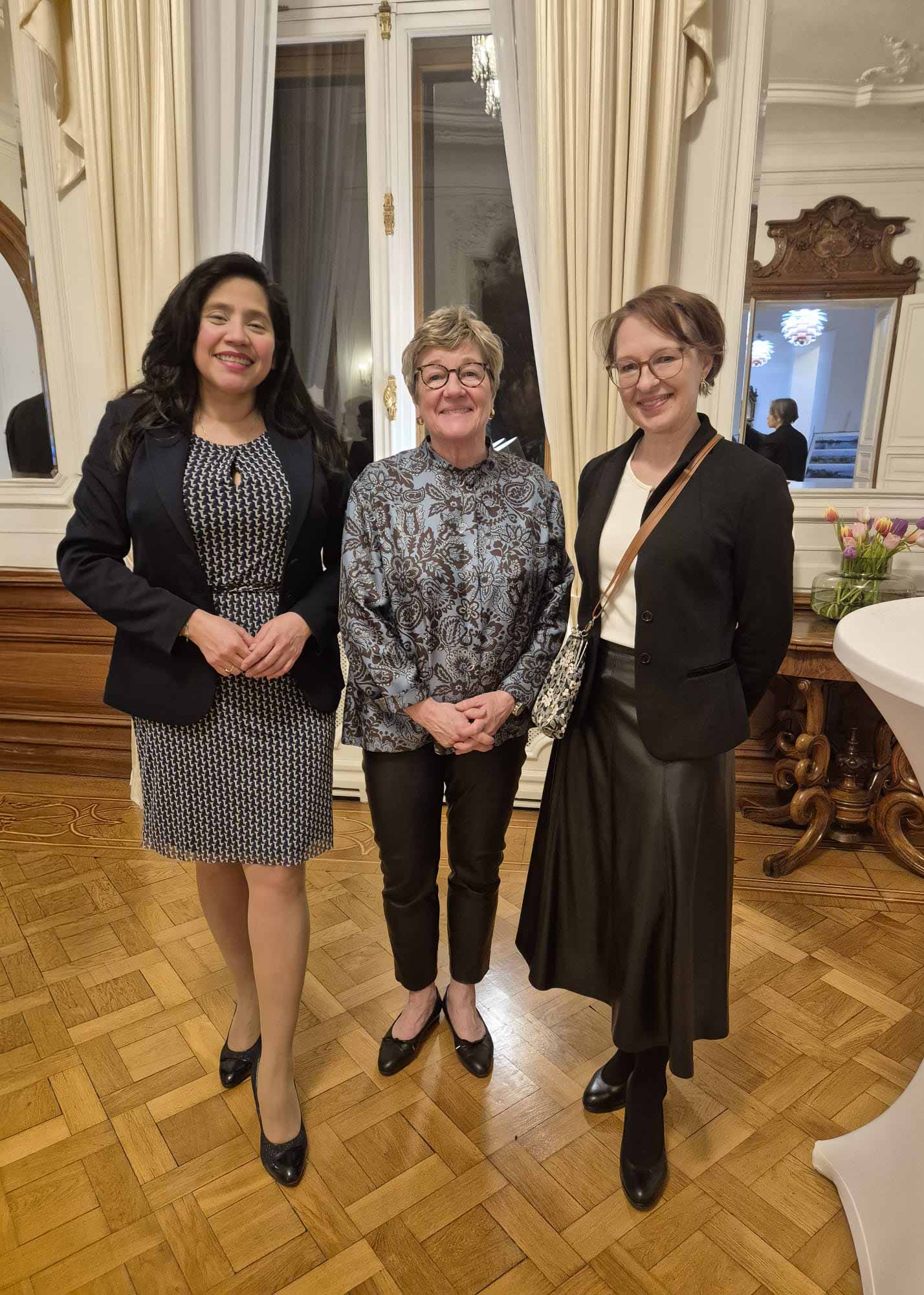 De izquierda a derecha: Maria Taramona, directora de la revista CulturaLatina & Österreich; S.E. la Sra. Embajadora Nina Vaskunlahti; y Petra Hedman, Press and Cultural Officer y Team Finland Coordinator. Foto: Hermann Kroiher.