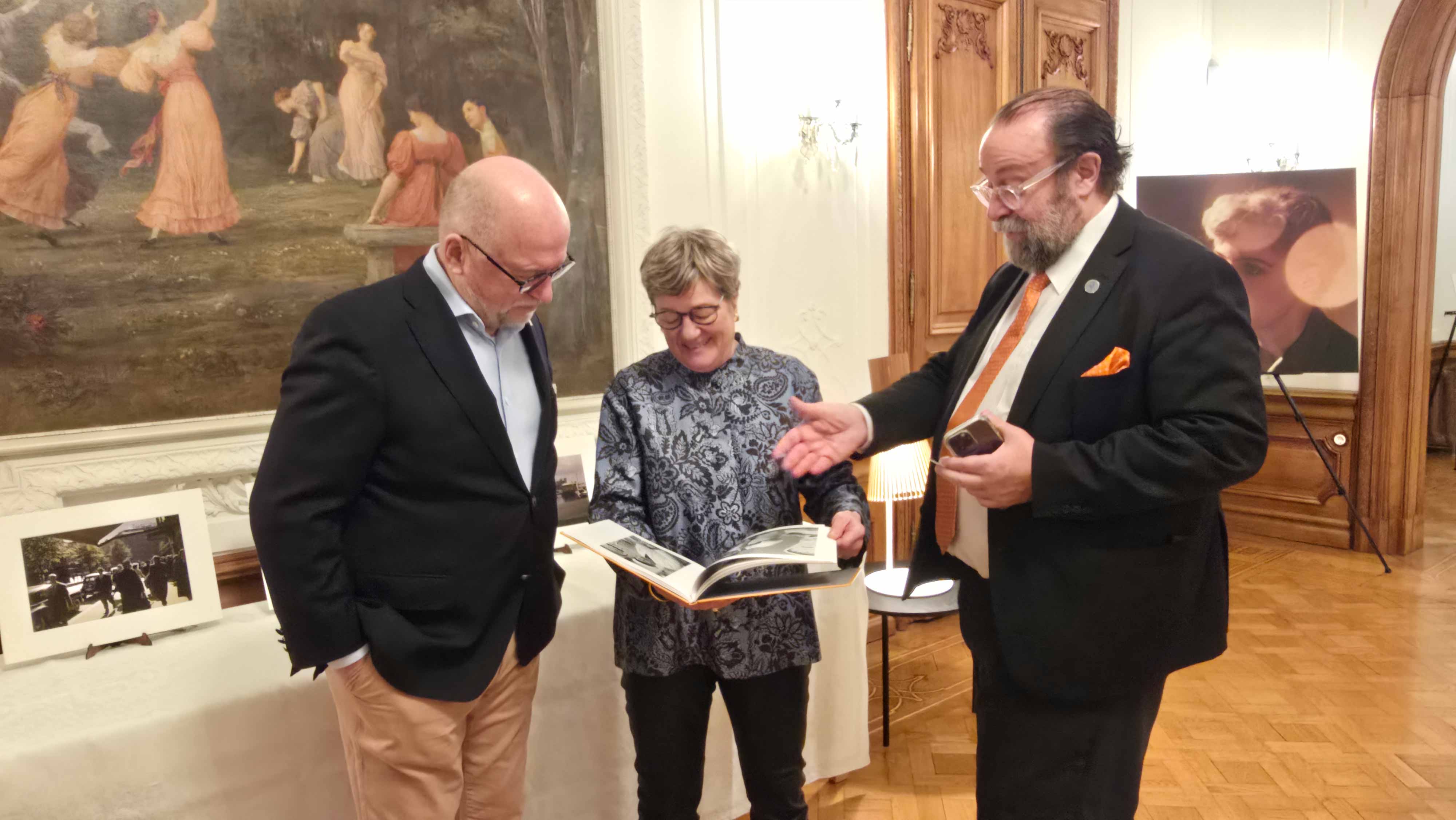 S.E. la Sra. Embajadora Nina Vaskunlahti y Jussi Brofeldt acompañados por un invitado. Foto: CulturaLatina.