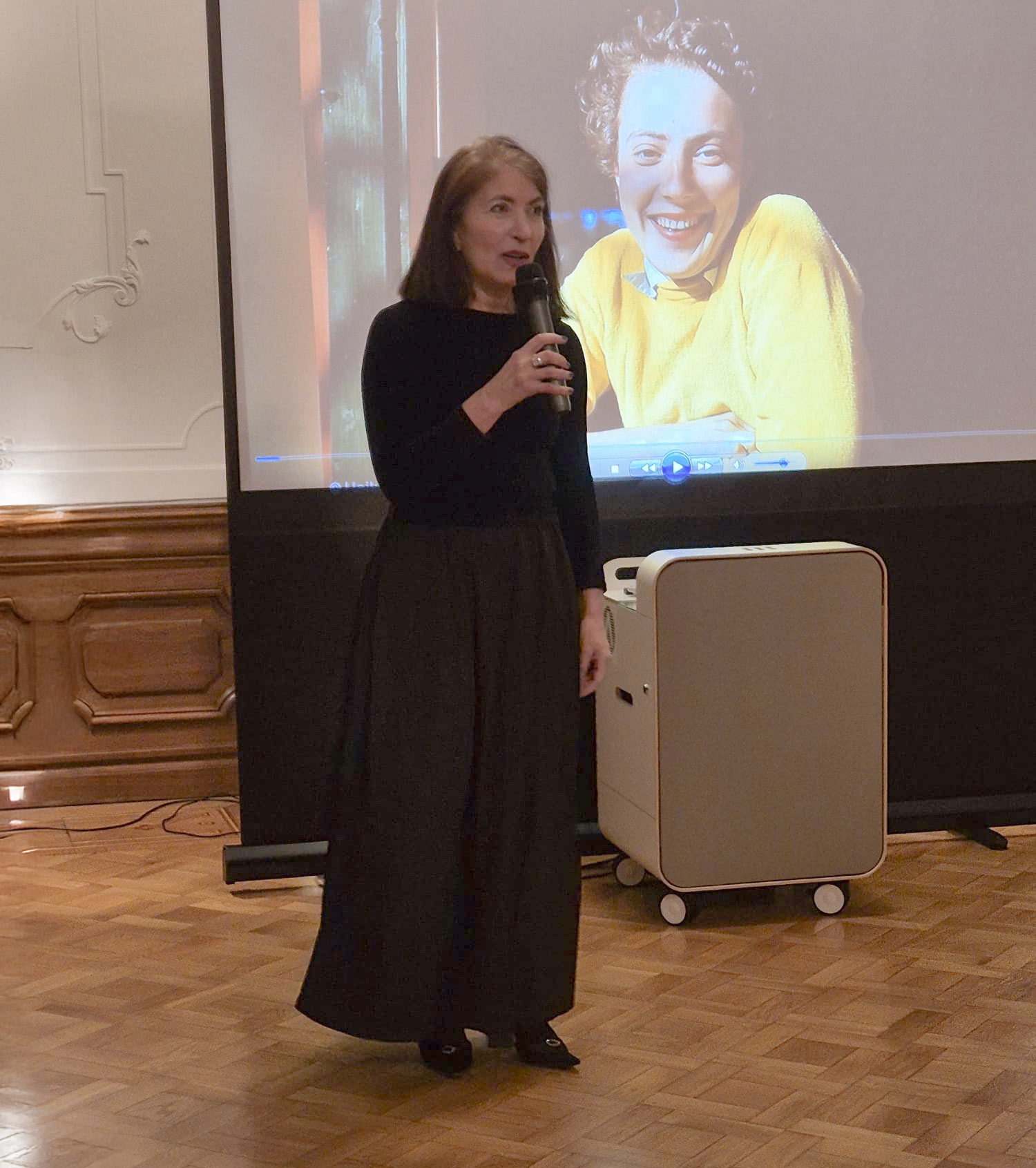 Caroline Kenyon, fundadora de los World Food Photography Awards, durante su discurso de bienvenida. Foto: CulturaLatina.