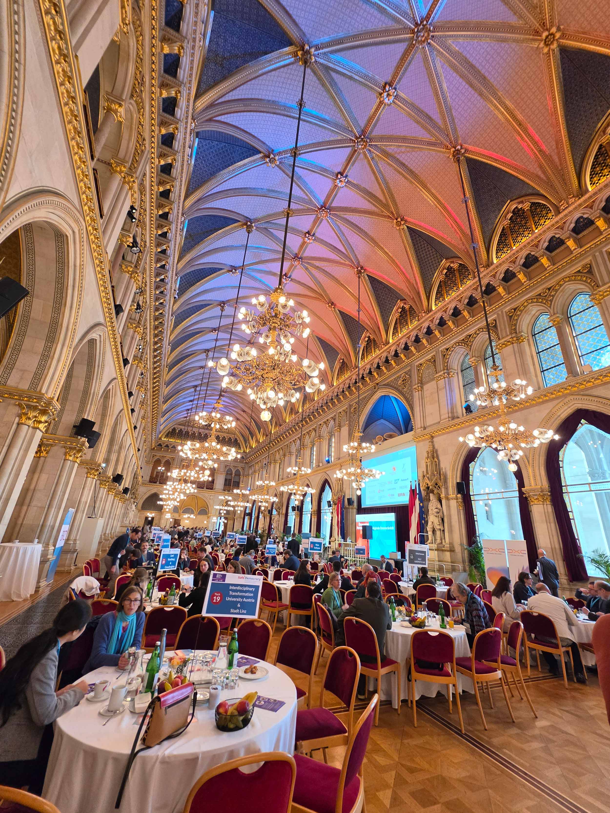  Safe Democracy Convention 2026 en el Ayuntamiento de Viena. A lo largo de la jornada se desarrollaron diversos paneles y workshops sobre temas como la soberanía digital, la resiliencia democrática y el papel de la tecnología. Foto: CulturaLatina