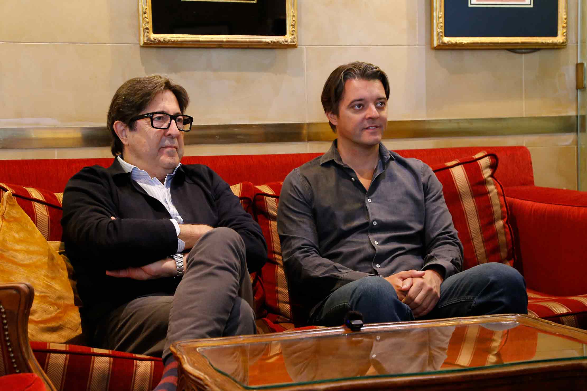 Los creadores de La Cena, Manuel Gómez Pereira y Cristóbal García, durante la entrevista. Foto: Ivett Ángeles Litano.