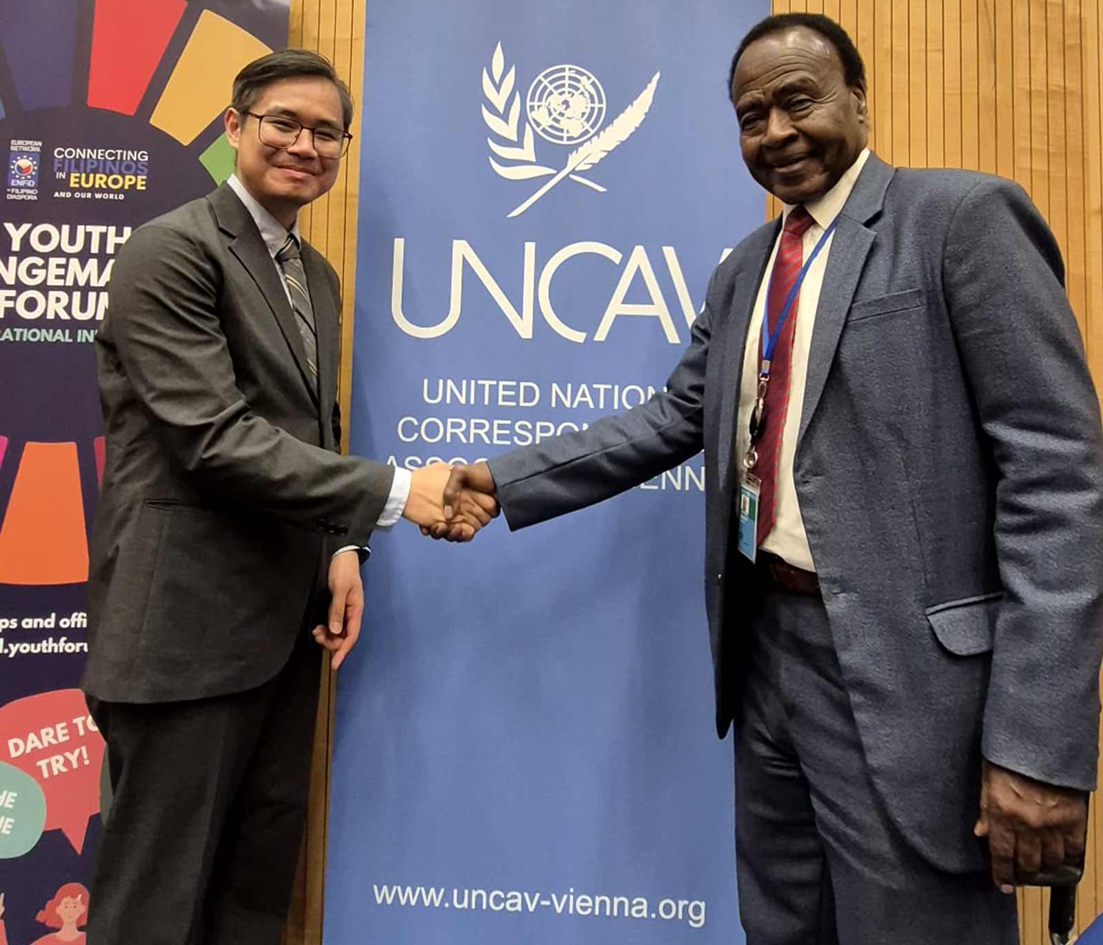 Periodista Andy Peñafuerte junto al UNCAV-Presidente, DI Abdalla Sharief. Foto: UNCAV.