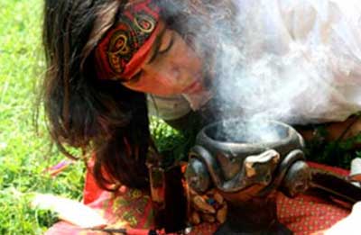 Gitti Rattay bei einer Hausreinigung. Es ist möglich unerwünschte Energien zu entfernen.