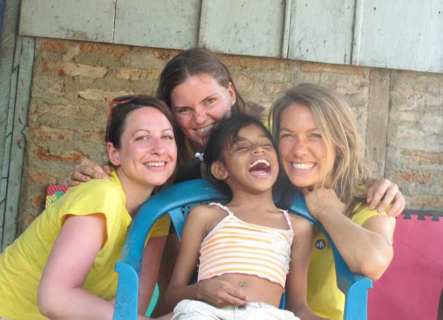 v.l.n.r.: Hannah Frericks (NPH Österreich), Verena Hackl (Ergotherapeutin im Proyecto Samaritano), Patientin, Nadine Gulyas (Physiotherapeutin im Proyecto Samaritano)