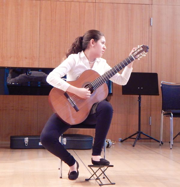  Ellen Isolde Olvera Santana: su constancia, disciplina y amor por la guitarra, la guían por un camino lleno de éxitos!.