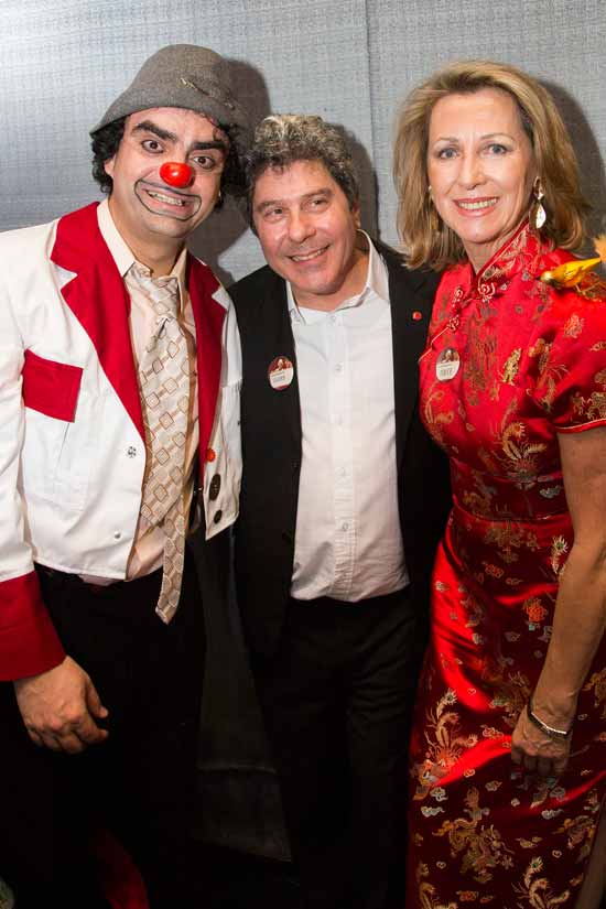 Der mexikanische Tenor Rolando Villazon mit Monica Culen, CEO und Giora Seeliger, künstlerischer Leiter der RED NOSES International (Foto: Verein Rote Nasen) 