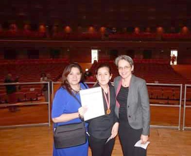 En el centro, Ellen Isolde Olvera Santana, a la izquierda su mamá Eva María Santana y su maestra Marion Langer