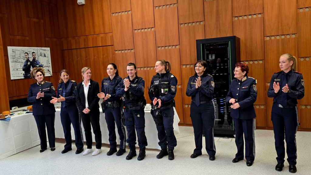 Frauen in der Polizei: Stärke, Engagement und Sicherheit im Einsatz.