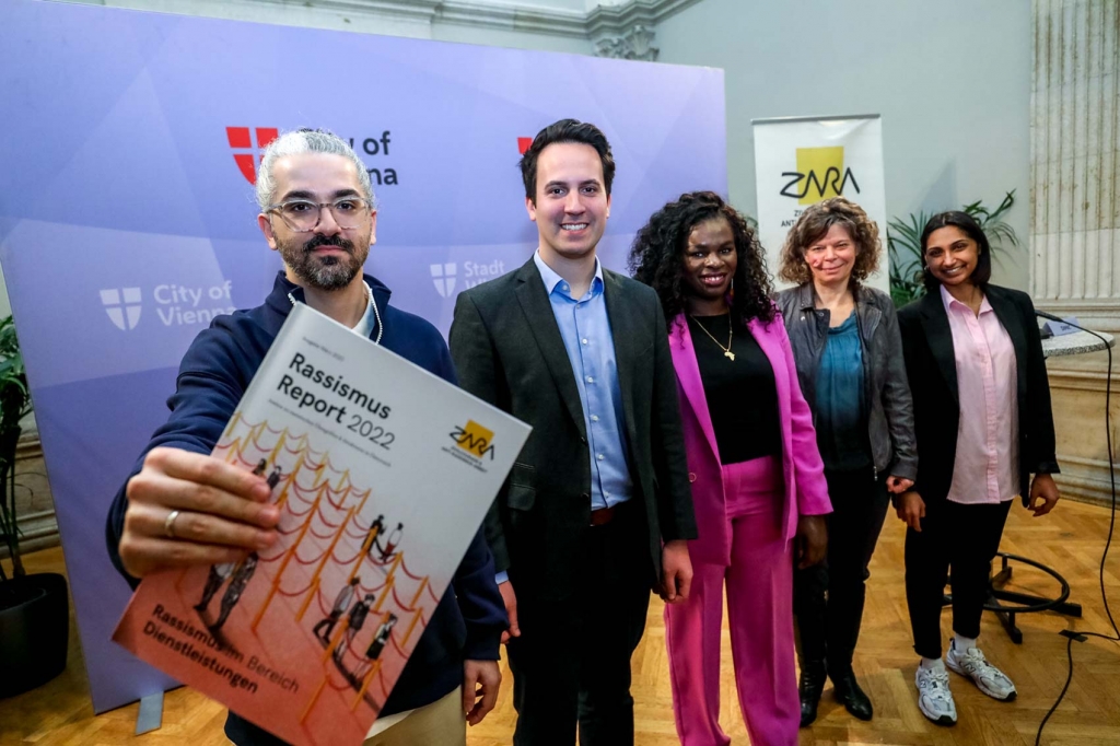 v.l.n.r.: ZARA-Outreach Ramazan Yıldız, Vizebürgermeister und Menschenrechtsstadtrat Christoph Wiederkehr, SPÖ-Gemeinderätin Mireille Ngosso, ZARA-Geschäftsführerin Barbara Liegl und HÖR-Vizepräsidentin Saška Dimić (Hochschüler*innenschaft Österreichischer Roma und Romnja).