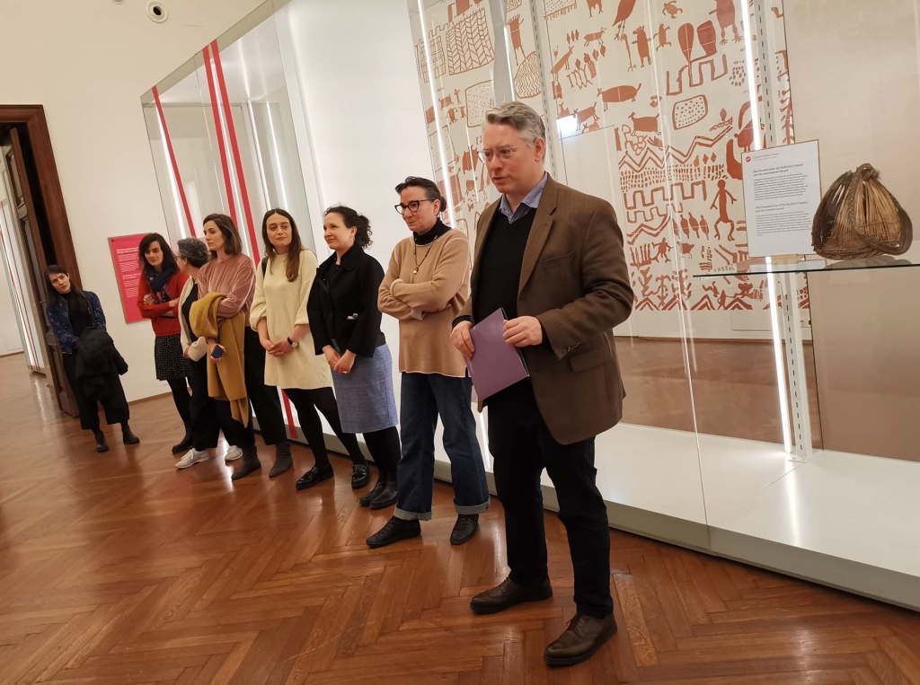 V.r.n.l.: Weltmuseumsdirektor Jonathan Fine, Kuratorin Claudia Augustat und das Team der Ausstellung "Ausgestorben!?" bei der Pressekonferenz.