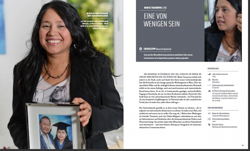 María Taramona de Rodríguez, empresaria latina en Austria, posa con una fotografía de su difunto padre, a quien reconoce como su inspiración y motor de vida. Con una gran sonrisa, refleja orgullo y gratitud por el camino recorrido y los logros alcanzados en el mundo del marketing y la comunicación.