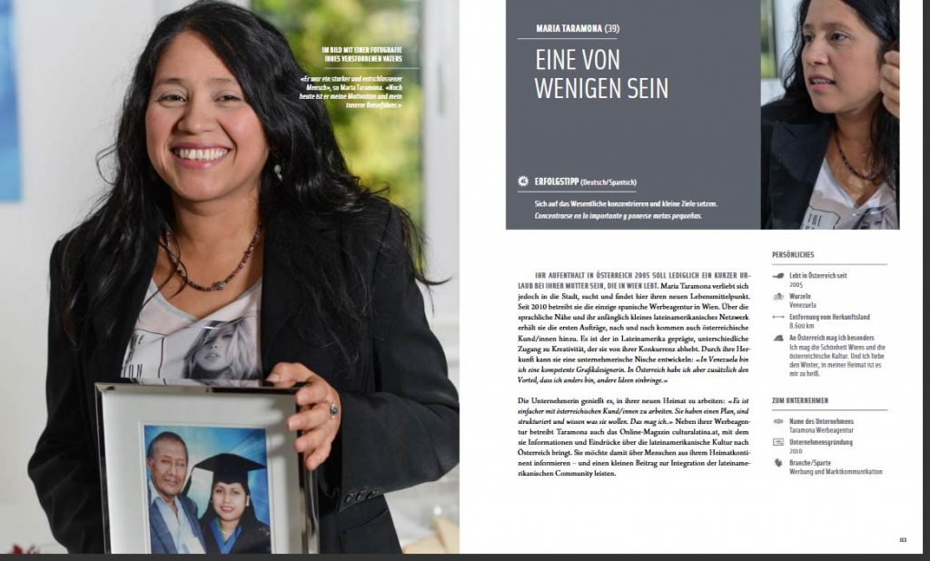 María Taramona de Rodríguez, empresaria latina en Austria, posa con una fotografía de su difunto padre, a quien reconoce como su inspiración y motor de vida. Con una gran sonrisa, refleja orgullo y gratitud por el camino recorrido y los logros alcanzados en el mundo del marketing y la comunicación.