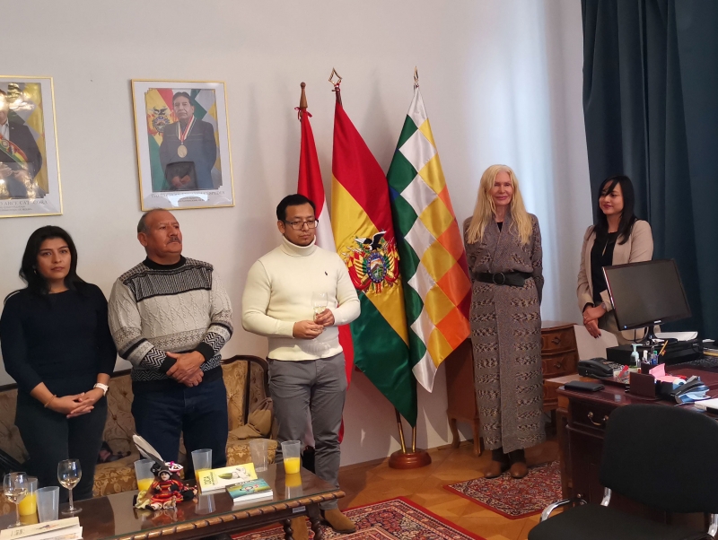 Encargada de Negocios, María Jolanta Materna Gorna junto a la Encargada Consular y de Asuntos Culturales, Adriana Foronda Barrionuevo y algunos asistentes de la Celebración del "15° Aniversario de la Fundación del Estado Plurinacional de Bolivia" en Austria. Foto: CulturaLatina