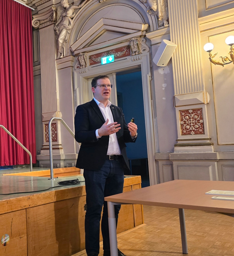 Dominik Zeidler, stellvertretender Dezernatsleiter von „Die Helfer Wiens“, während seines Vortrags.