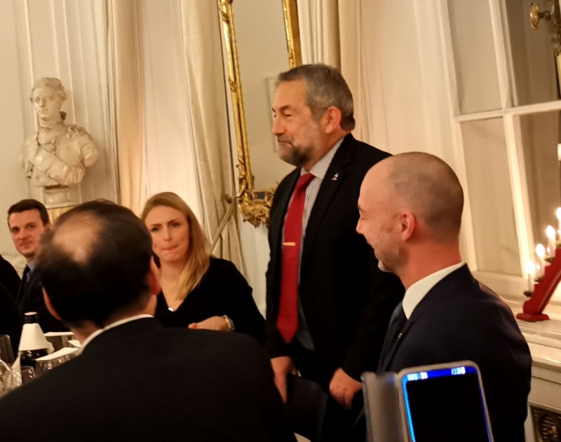 Paul Turac, Präsident der Schwedischen Handelskammer in Österreich, hielt die Begrüßungsrede beim Luciafest.