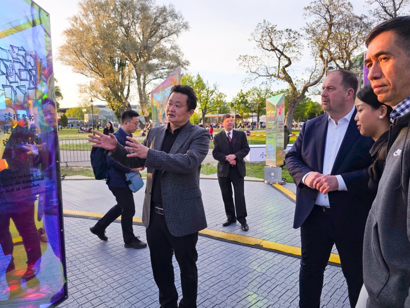 Der Künstler Xiao Lin führte die Anwesenden bei der Ausstellung an. Auf dem Foto mit dem Bezirksvorsteher Alexander Nikolai.