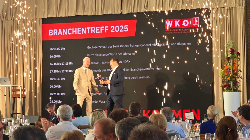 Andreas Popper und Bezirksvorsteher Daniel Resch.