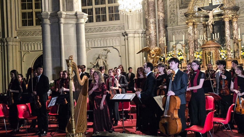 Die Bulgarische Jugendphilharmonie Pionier mit Solistin Daniela Iolkicheva (Harfe) und Dirigent Lyubomir Denev Jr. 