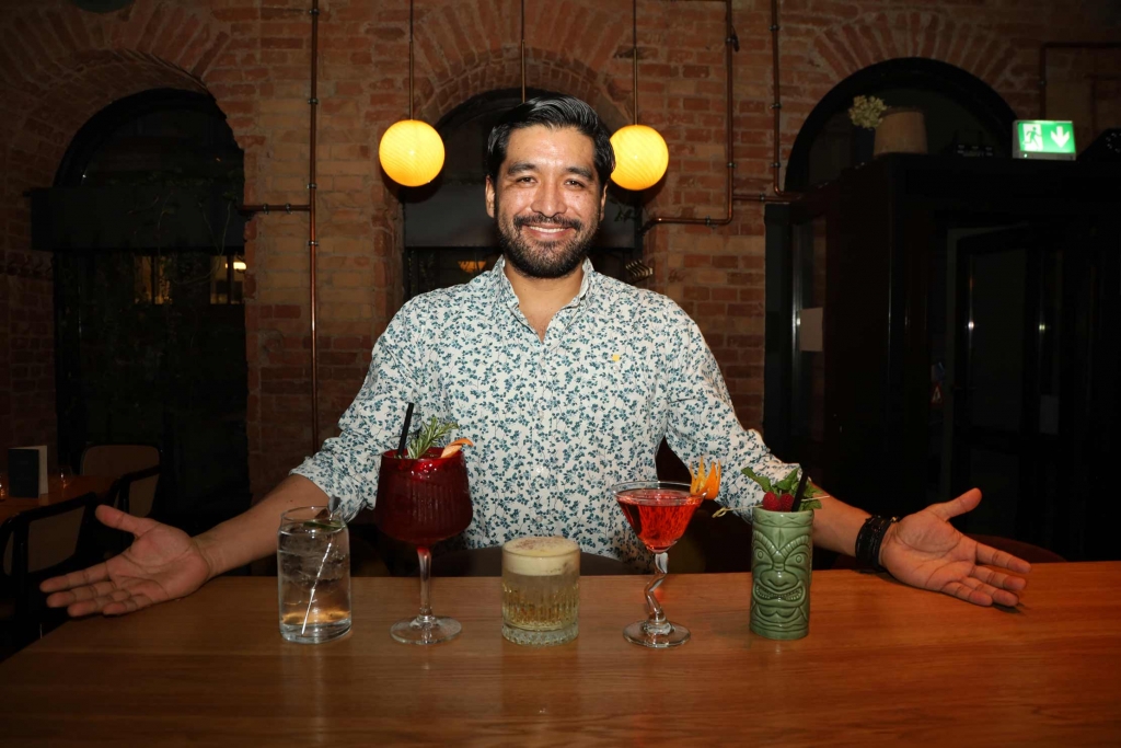 Mokte lächelt, denn jeder Cocktail, den er kreiert, trägt die Essenz und Lebensfreude der lateinamerikanischen Kultur in sich.