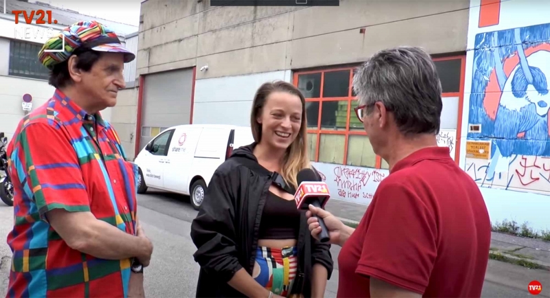 Rici, Künstler:innen Betreuung &amp; Kommission Calle Libre mit dem Moderator TV21 Austria und dem Künstler Johann Rumpf.