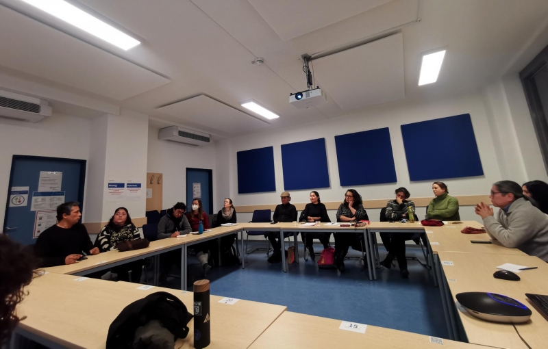 Expertas, expertos, interesadas, interesados e integrantes de la comunidad peruana en Viena discuten en el coloquio presencial y digital.