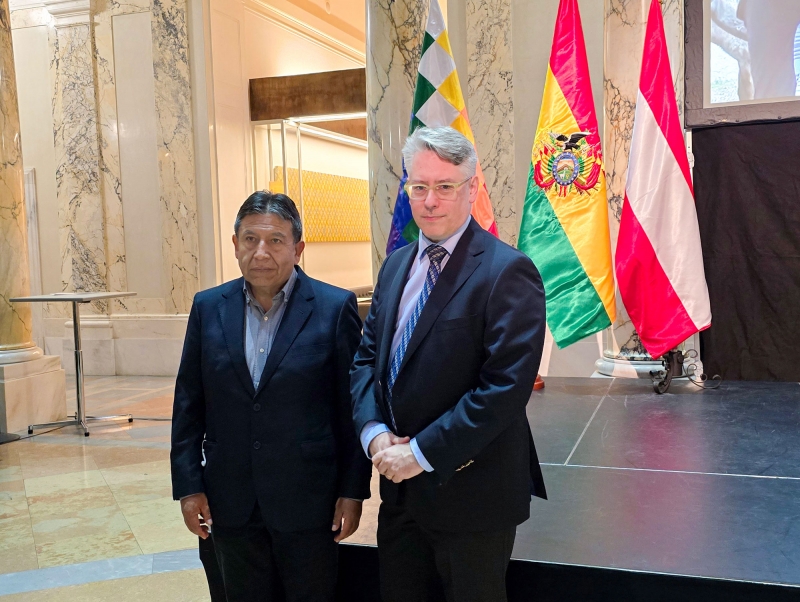 S. E. David Choquehuanca Céspedes, Vicepresidente del Estado Plurinacional de Bolivia y Director del Weltmuseum Wien, Jonathan Fine.