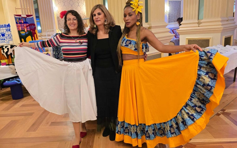 Embajadora de Colombia en Austria, S.E. Sra. Laura Gil junto a dos bailarinas en el primer día del &quot;Noche de Paz – Colombian Christmas Market&quot;