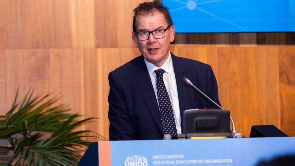 Der Generaldirektor der UNIDO, Gerd Müller, während seiner Rede zur Eröffnung des Global Green Industrialization Dialogue (GGID) im Vienna International Centre.