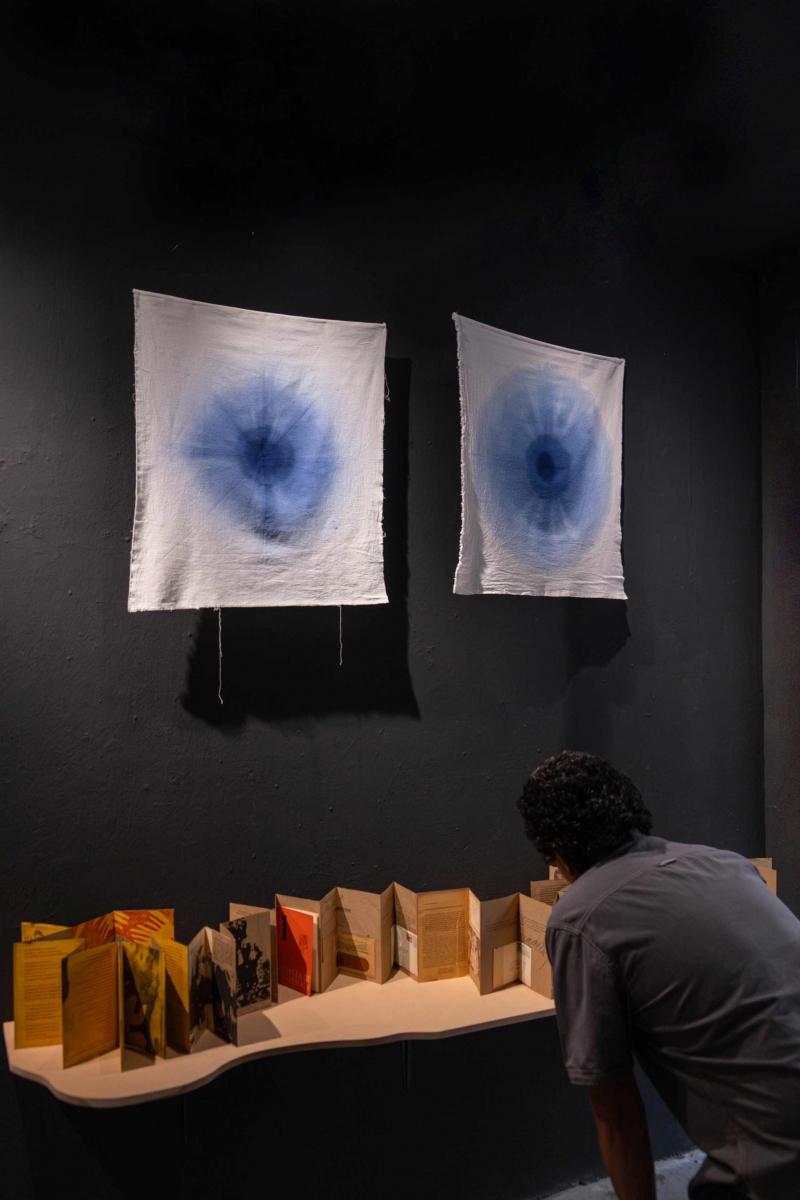 Edizon Cumes, “Saber leer las nubes” (2025) en la exposición “El silencio del volcán”, Improper Walls, 2025. 