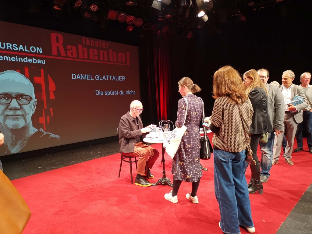 El autor de bestsellers Daniel Glattauer autografiando la novela.