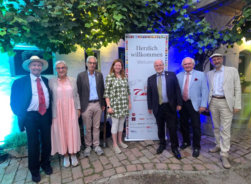 v.l.n.r.: Harald Wögerbauer (ÖDLF), PaN-Vizepräsident Oskar Wawra mit Gattin Gerlinde, Alena Sirka-Bred (Wiener Rathaus), PaN-Präsident Hermann Mückler, PaN-Generalsekretär Walter J. Gerbautz und PaN-Vorstandsmitglied Lukas Vosicky.