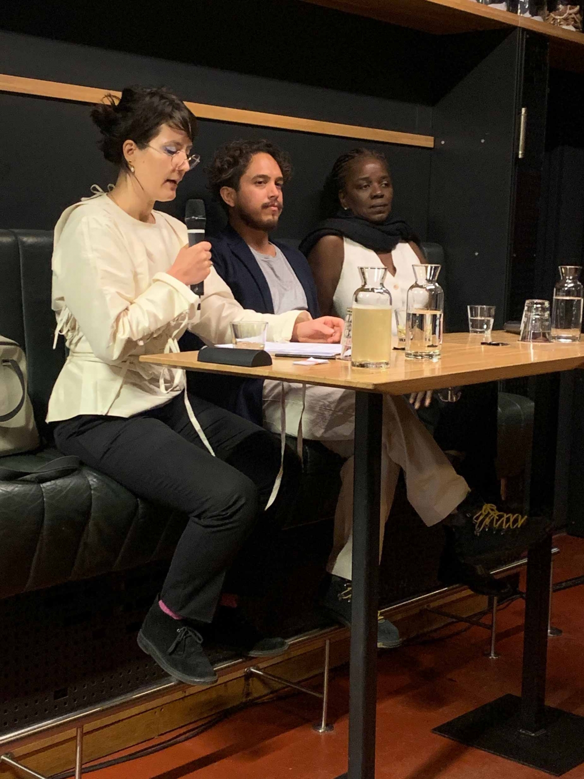 En el Vernissage, la curadora Andrea Popelka (izq.), Arjuna Neuman y Denise Ferreira da Silva.