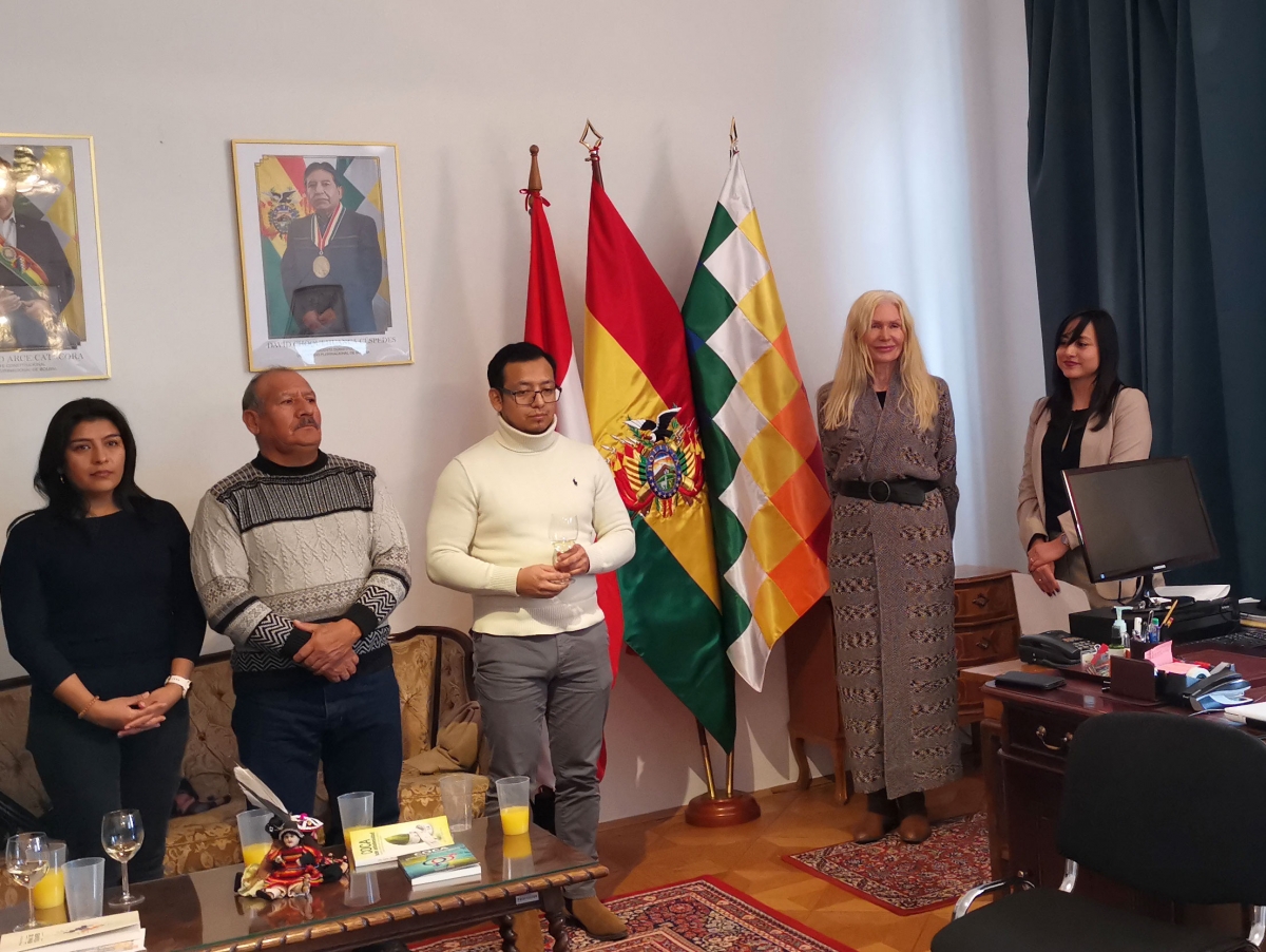 Geschäftsträgerin María Jolanta Materna Gorna zusammen mit der Beauftragten für Konsular- und Kulturangelegenheiten Adriana Foronda Barrionuevo sowie einigen Teilnehmern der Feier zum "15. Jahrestag der Gründung des plurinationalen Staates Bolivien" in Österreich. Foto: CulturaLatina