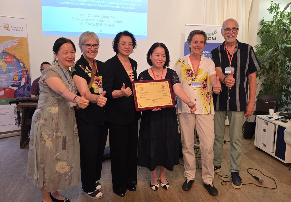 v.l.n.r.: Dr. Li Hongli, Dr. med. univ. Katharina Krassnig, Dr. Lu, Dr. Li Hongying, Dr. med. univ. Verena Baustädter und Herr Schwarz.