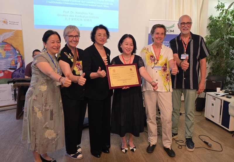 v.l.n.r.: Dr. Li Hongli, Dr. med. univ. Katharina Krassnig, Dr. Lu, Dr. Li Hongying, Dr. med. univ. Verena Baustädter und Herr Schwarz.