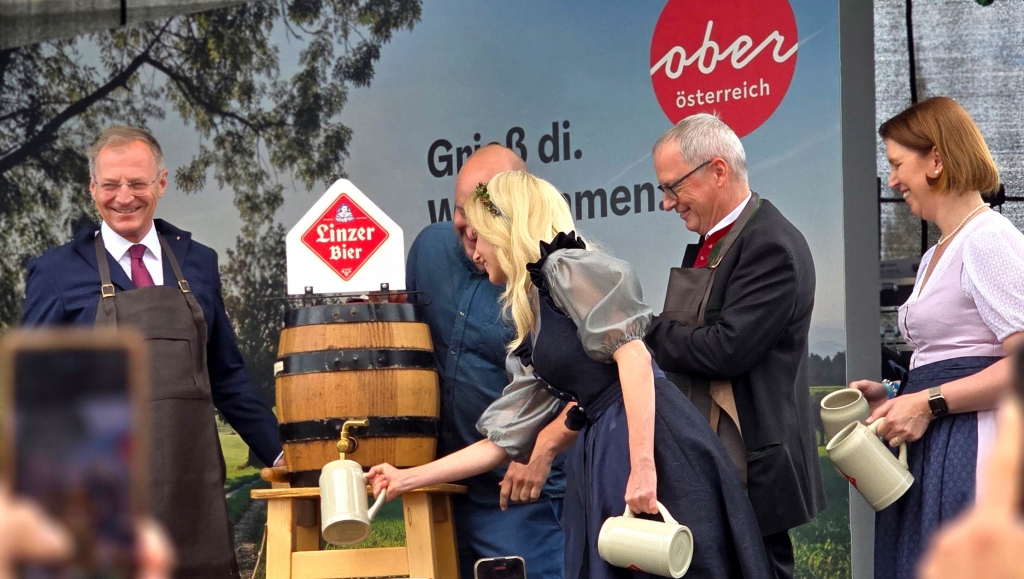 Landeshauptmann Thomas Stelzer gemeinsam mit Klaus Herrmann, Chefredakteur der Kronen Zeitung, Michaela Langer-Weninger (Landesrätin für Landwirtschaft), Moderatorin Silvia Schneider und Braumeister Martin Simeon von der Brau Union beim traditionellen Bieranstich.