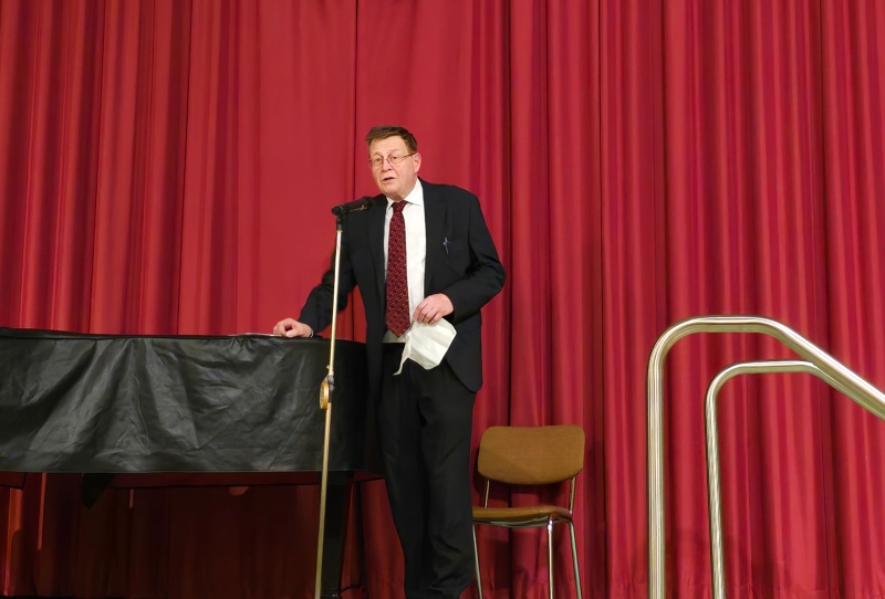 Dr. Franz Hofbauer, Direktor des Bezirksmuseums Landstraße, bei der Eröffnung der drei Frühjahrsausstellungen.