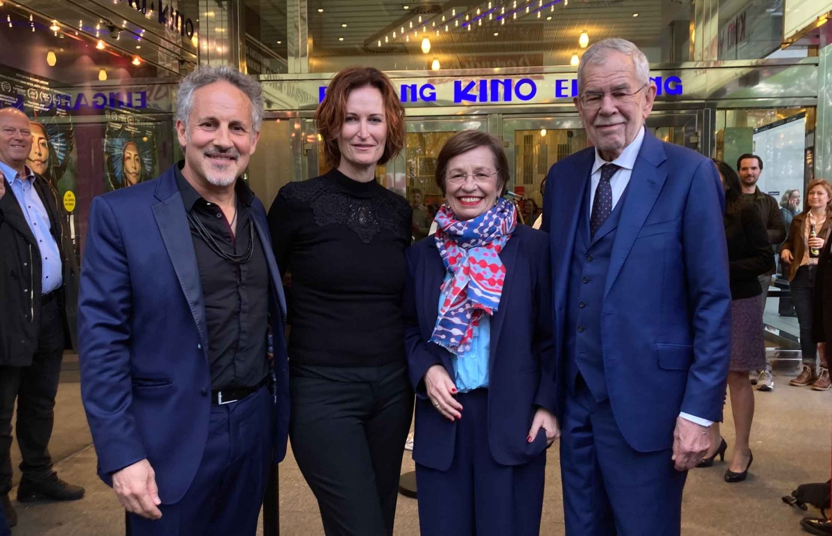 Richard und Anita Ladkani, First Lady Doris Schmidauer und Bundespräsident Alexander Van der Bellen vor dem Gartenbaukino vor Beginn der Premiere des 10. Cine Latino Festival Wien