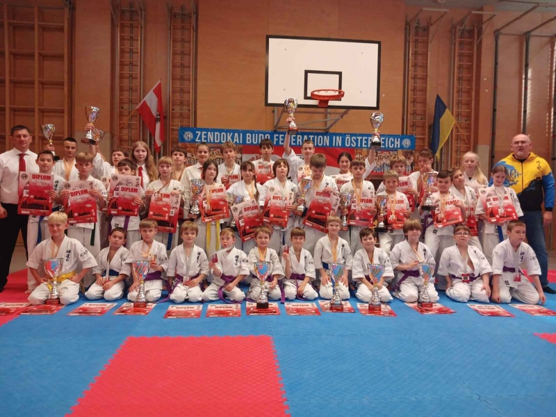 Junge Karatekas aus Wien und der Ukraine mit ihren Senseis Roman Drobiazko und Ihor Jukaltschuk beim „Zendokai Open – Wien 2025“ : Ein Turnier voller Energie, Disziplin und gelebter Integration.