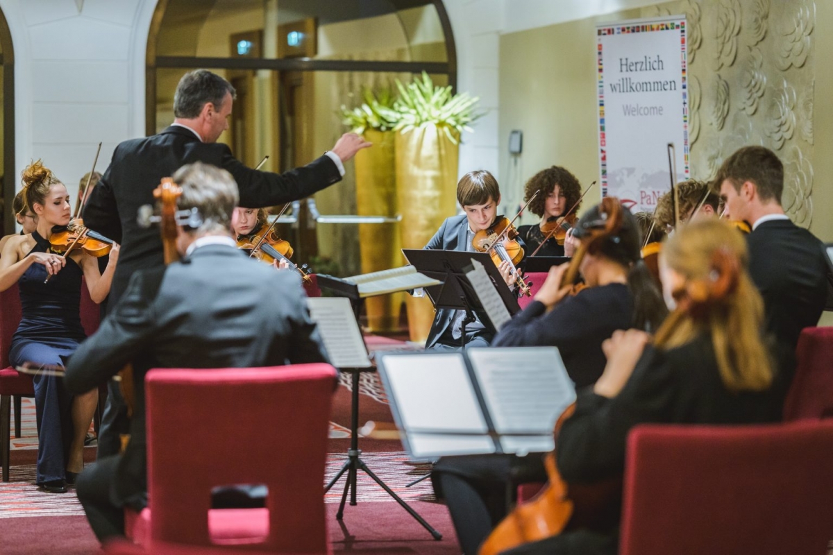 Das Kammerorchester Camerata Prima Wien und Dirigent Harald Krumpöck.