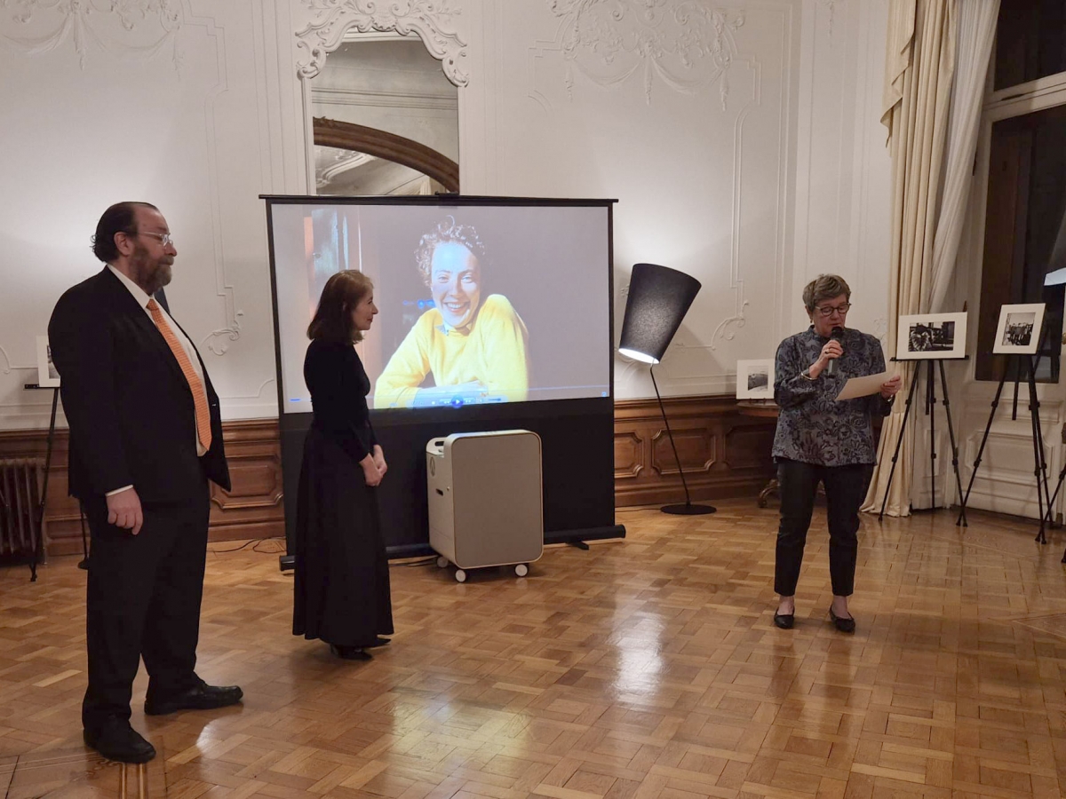 De derecha a izquierda: S.E. la Sra. Embajadora Nina Vaskunlahti; Caroline Kenyon, fundadora de los World Food Photography Awards; y Jussi Brofeldt, presidente fundador de la AHO &amp; SOLDAN Photo and Film Foundation e hijo de Claire Aho.