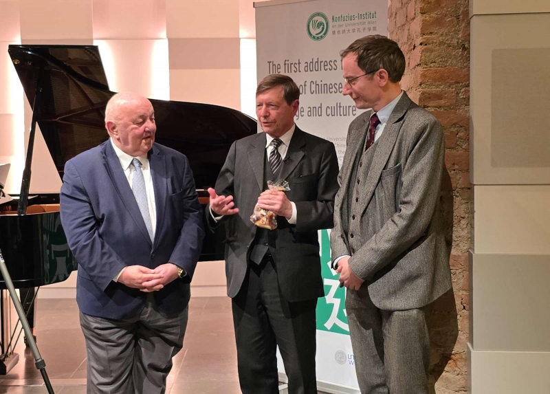 v.l.n.r.: Mag. Hermann Kroiher, Prof. Richard Trappl und Dr.Padraig Lysaght. 