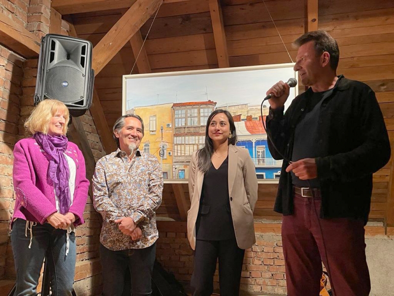 De izquierda a derecha: la Sra. Silvia Weiß, el Sr. Francisco Claure Ibarra, Adriana Foronda representante de la Embajada de Bolivia, y el Sr. Günther Weiß en la inauguración del vernissage.