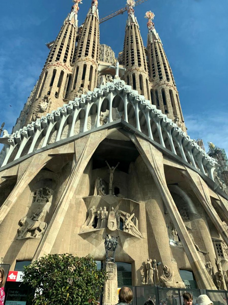 La Sagrada Familia de Barcelona es un proyecto que inició Antoni Gaudí hace  140 años y que ahora se encuentra en su fase final. Desde el 16 de diciembre se pueden ver sus dos nuevas torres. 