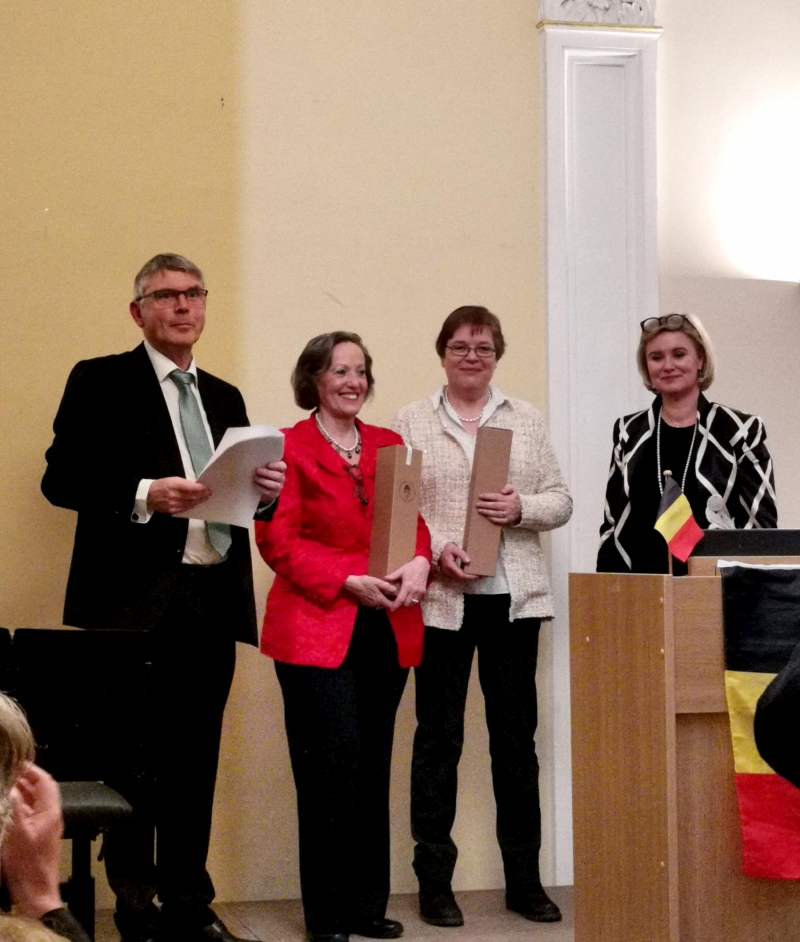 De izq. a der.: Mag. Bruno Demol, Brigitte Beidinger y Mag. Marleen Deblonde de la Sociedad Austro-Belga junto a la Sra. Embajadora S.E. Caroline Vermeulen.
