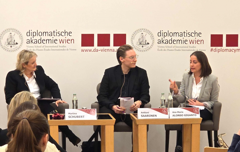 Martina Schubert, Anttoni Saarinen und Ana María Alonso Giganto während der Podiumsdiskussion zu Gleichstellung und Entscheidungsprozessen an der Diplomatische Akademie Wien.