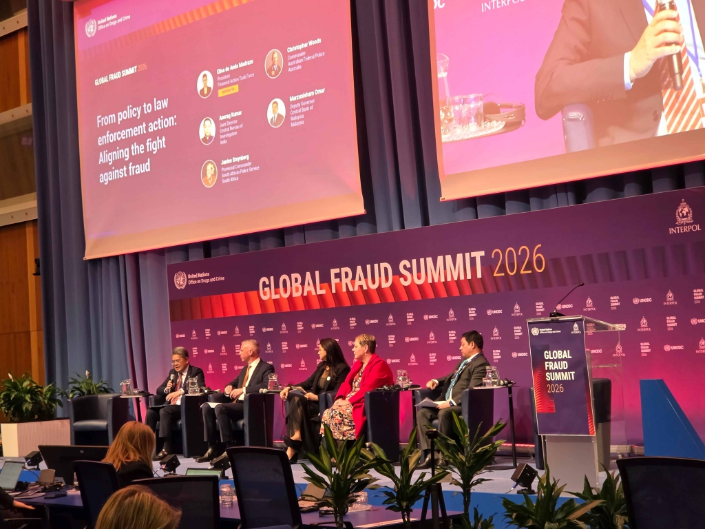 Panel „From policy to law enforcement action: Aligning the fight against fraud“. v.l.n.r.: Marzunisham Omar (Central Bank of Malaysia), Christopher Woods (Australian Federal Police),  Elisa de Anda Madrazo, Präsidentin der Financial Action Task Force (FATF), Janine Steynberg (South African Police Service) und Anurag Kumar (Central Bureau of Investigation, Indien).