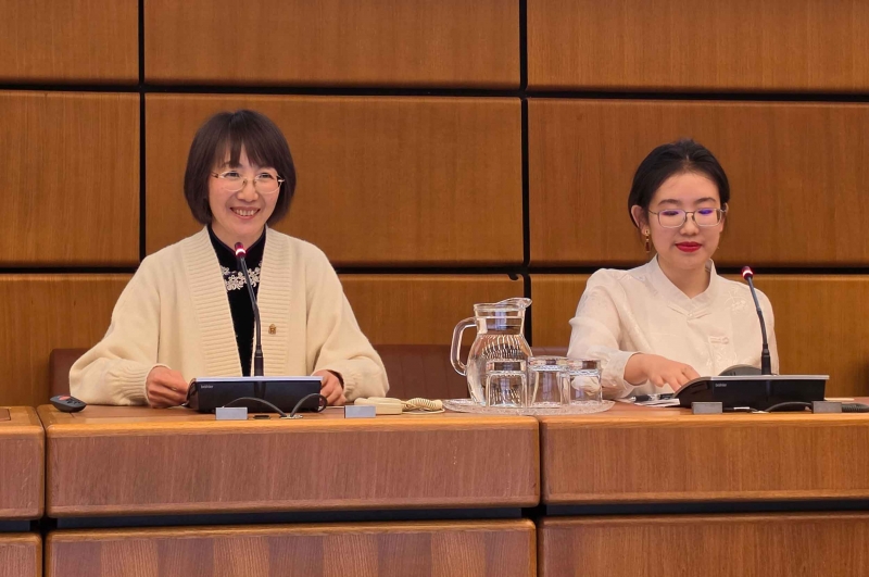 Su Yi, subdirectora del Museo del Palacio Imperial de Beijing, y Yu Kushin, moderadora y traductora del evento.